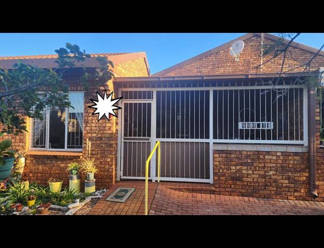 2 BEDROOM TOWNHOUSE FOR SALE IN CLARINA